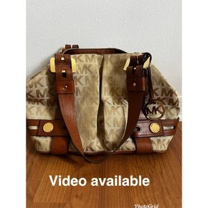 MK Great purse Authentic not a black market wanna be MK purse.Mint condition ❤️